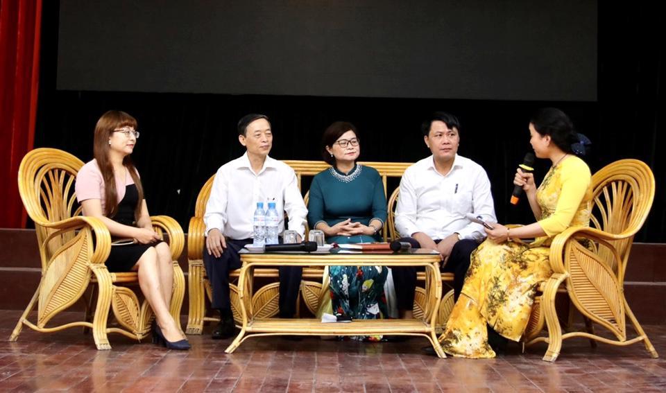 Các khách mời tham dự Tọa đàm  “Cơ hội việc làm của sinh viên ngành Du lịch sau đại dịch Covid – 19” do ĐH Thủ đô Hà Nội