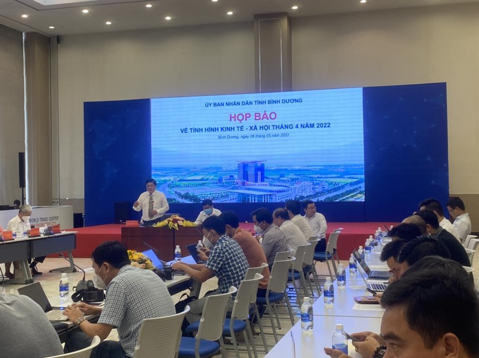 Ông Nguyễn Tầm Dương (đứng) Chánh Văn phòng - Người phát ngôn tỉnh Bình Dương chủ trì họp báo
