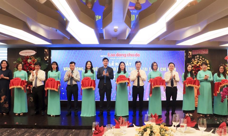 Các đại biểu cắt băng khai trương, chính thức ra mắt Văn phòng đại diện báo Lao động Thủ đô tại TP Hồ Chí Minh.