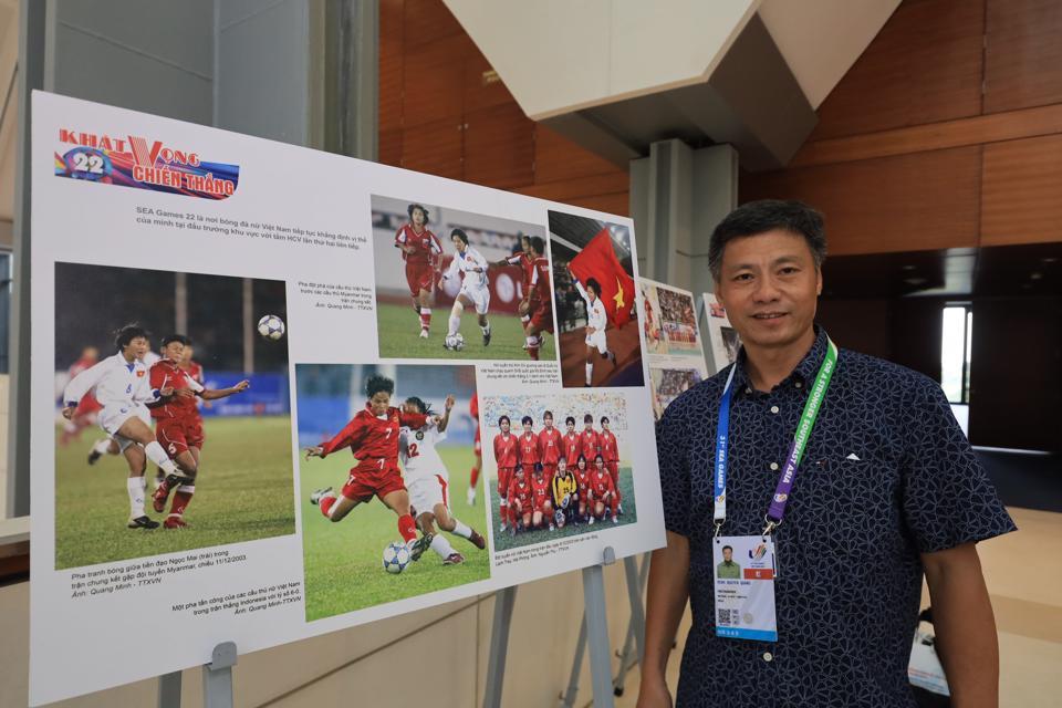 Hình ảnh phía bên ngoài Trung tâm báo chí SEA Games 31 được dựng triển lãm ảnh.