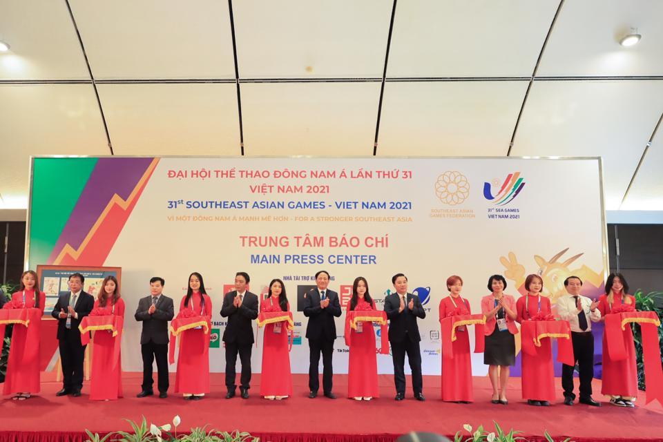 Các đại biểu tham dự buổi lễ cắt băng khánh thành Trung tâm báo chí của SEA Games 31.