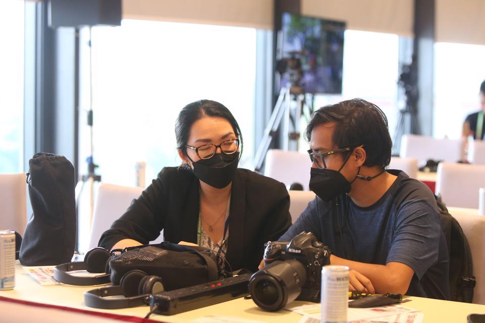Lần đầu tiên tới Hà Nội và tác nghiệp tại SEA Games 31, phóng viên thuộc tờ News Agency (Malaysia) Zulfadhli Zulkarnair cho biết, sau một thời gian dài ảnh hưởng của đại dịch Covid-19, đây là để các phóng viên có cơ hội tham gia một sự kiện lớn mang tầm khu vực: “Tôi rất háo hức khi đến Hà Nội, gặp gỡ và tiếp xúc với nhiều người dân Thủ đô – họ là những người vô cùng dễ mến và thân thiện khi đã giúp đỡ chúng tôi mặc dù có chút rào cản về ngôn ngữ nhưng tôi đã được họ chỉ dẫn tận tình khi tìm đường đến các quán ăn ngon, hay nơi đổi tiền”.