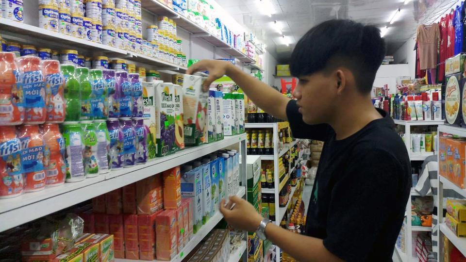 Người tiêu dùng mua sản phẩm nước táo của Vinamilk tại siêu thị