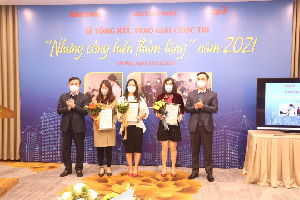 Tổng Biên tập báo Kinh tế và Đô thị Nguyễn Minh Đức, Phó Giám đốc Sở LĐTB&XH Hà Nội Nguyễn Hồng Dân trao giải Nhì cho các tác giả tham gia cuộc thi