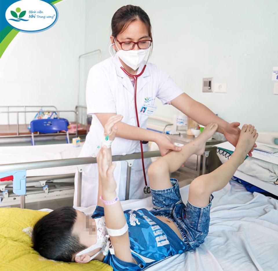 Bác sĩ thăm khám sức khoẻ và chức năng vận động cho B.N. tại Khoa Huyết học lâm sàng.