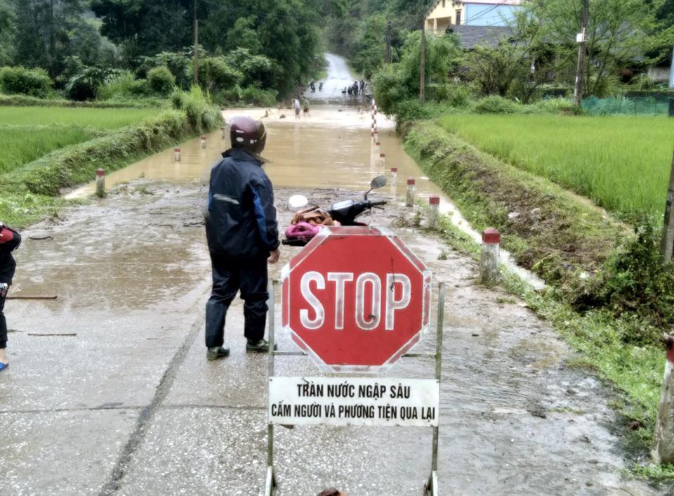 Ngành Giao thông vận tải cử người hướng dẫn giao thông tại các vị trí đường tràn bị ngập. Ảnh: Báo Bắc Kạn