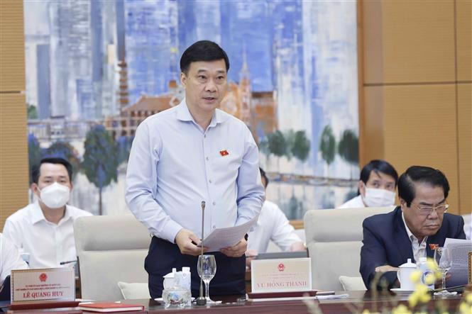 Chủ nhiệm Ủy ban Kinh tế của Quốc hội Vũ Hồng Thanh báo cáo thẩm tra tại phiên họp. Ảnh: Quochoi.vn