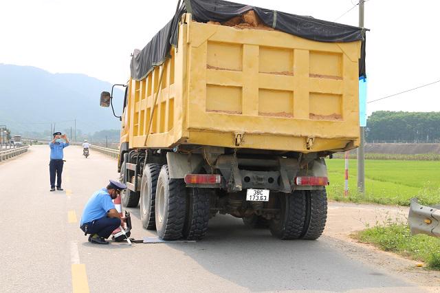 Lực lượng Thanh tra giao thông tỉnh Hà Tĩnh cân tải trọng trên Quốc lộ 281, đoạn qua xã Đức Bồng, huyện Vũ Quang