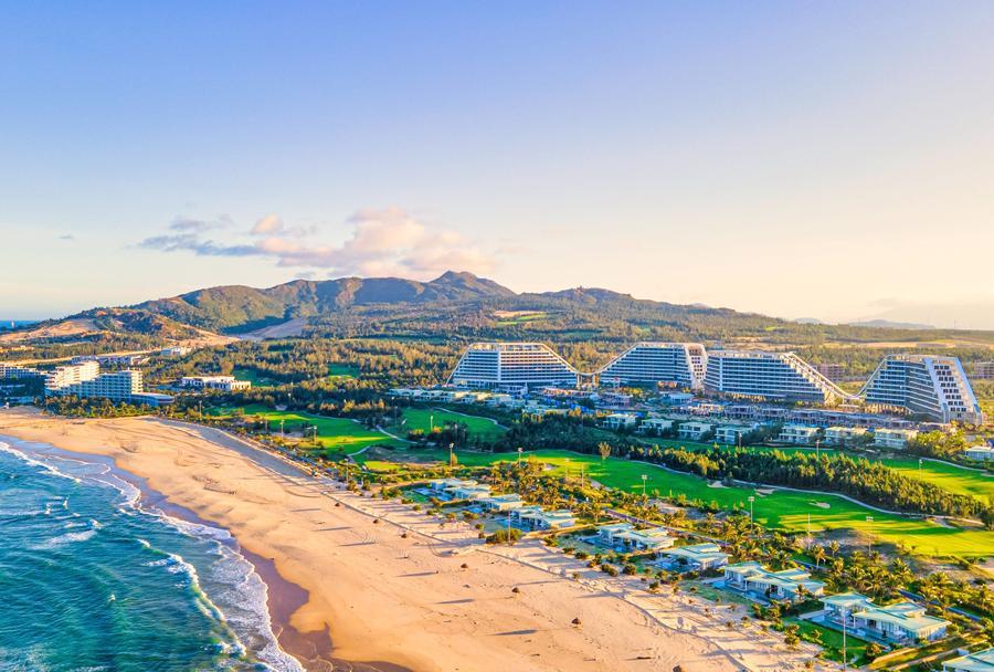 Công trình với thiết kế 4 tòa nhấp nhô mô phỏng hình ảnh núi đồi Quy Nhơn cùng những đường nét uốn lượn ôm trọn bờ biển đã gây ấn tượng sâu sắc đến Hội Đồng Ban Giám Khảo.