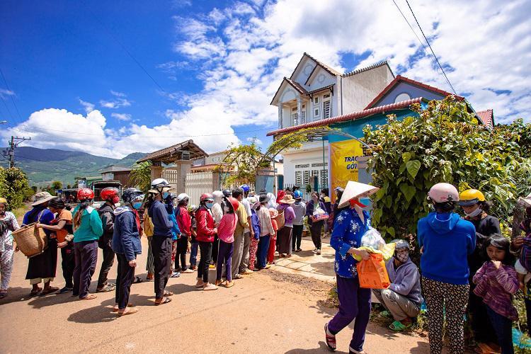 KLC phát quà từ thiện cho người dân Di Linh - Lâm Đồng