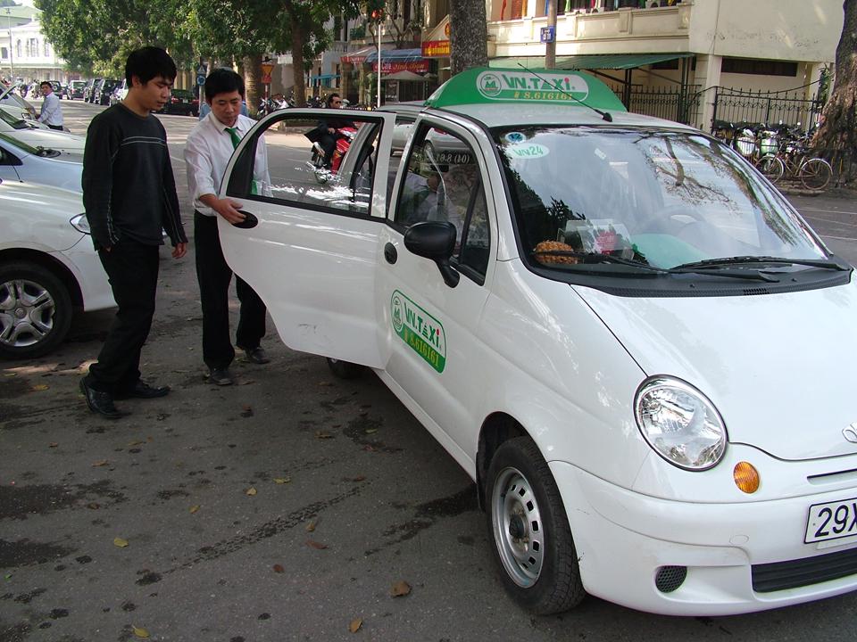 Nhiều doanh nghiệp vận tải gặp khó khăn khi giá xăng dầu lên, xuống thất thường. Ảnh: Hải Linh