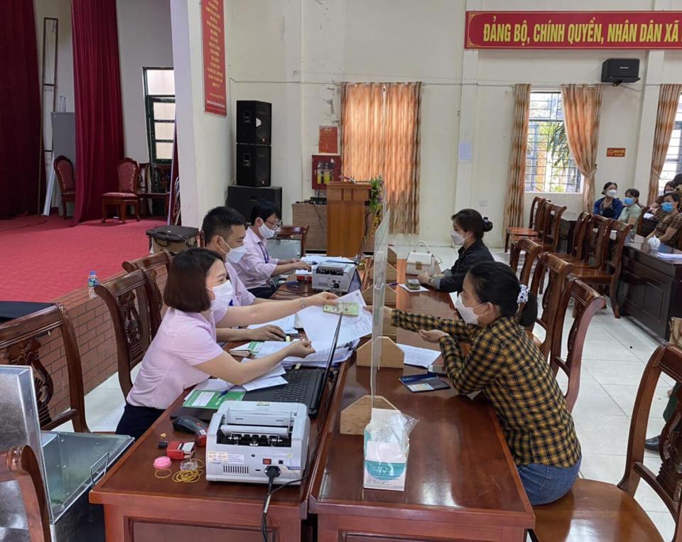 Người dân vay tiền tại điểm giao dịch xã Bắc Phú