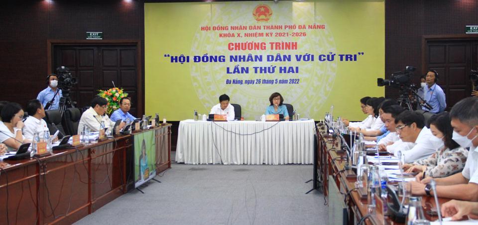 Nhiều vấn đề nóng trên địa bàn được thảo luận tại chương trình HĐND với cử tri vào sáng 26/5. Ảnh: Quang Hải