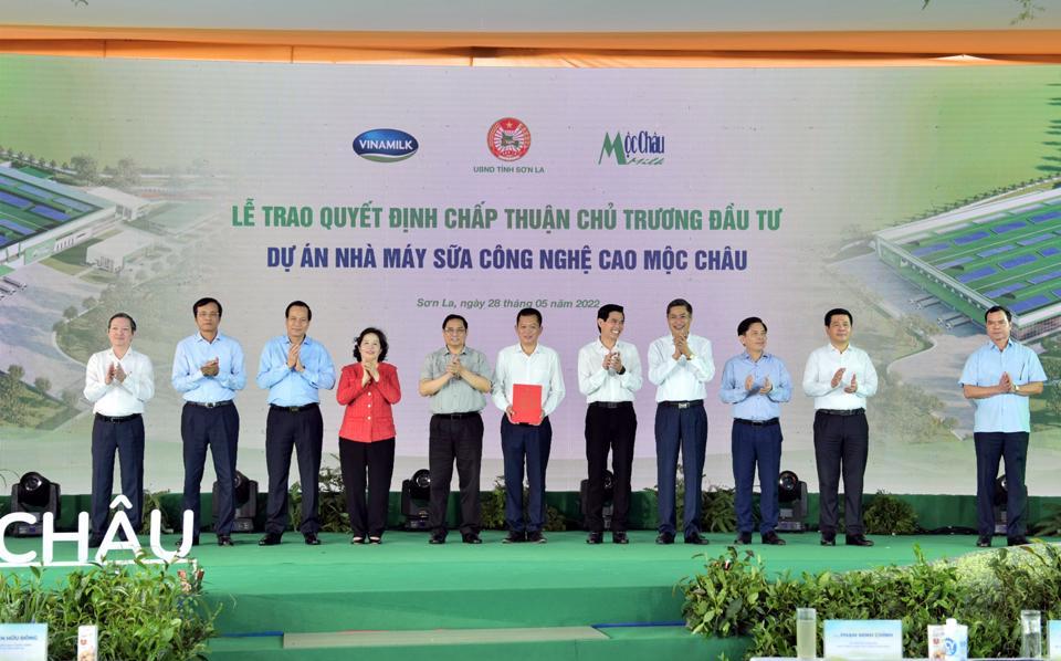 Ông Phạm Hải Nam (đứng giữa) - Tổng Giám đốc Mộc Châu Milk đại diện nhận Quyết định chấp thuận chủ trương đầu tư cho hạng mục “Nhà máy sữa công nghệ cao Mộc Châu” từ lãnh đạo tỉnh Sơn La.