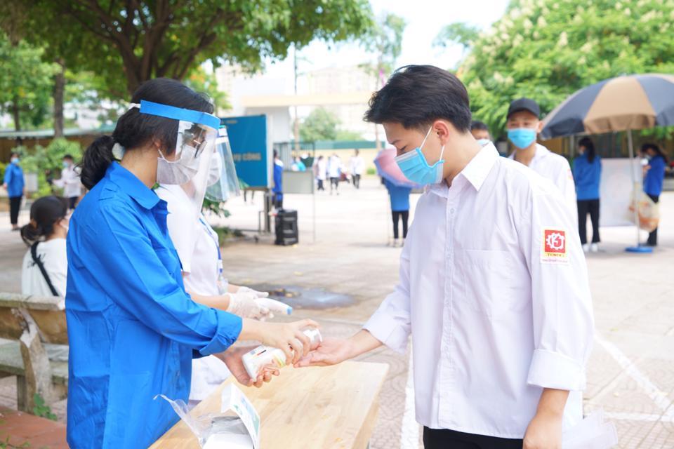 Thí sinh được sát khuẩn trước khi vào phòng thi