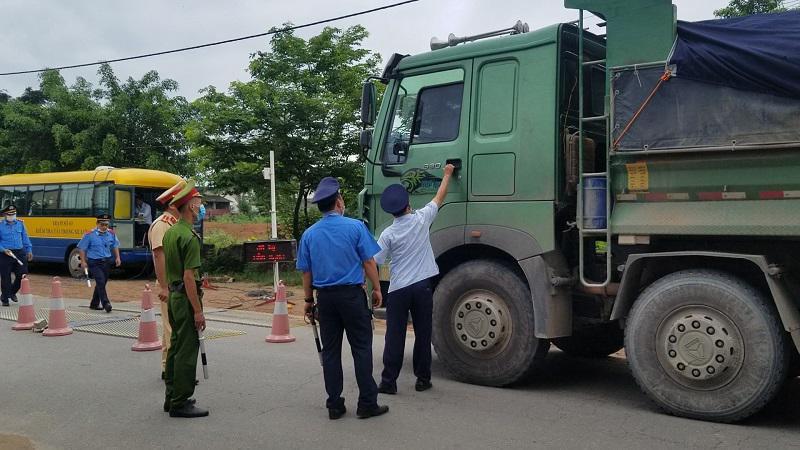 Lực lượng chức năng yêu cầu lái xe chấp hành hiệu lệnh kiểm tra, kiểm soát tải trọng.
