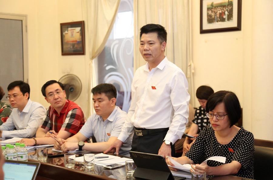 Các thành viên Đoàn giám sát nêu ý kiến tại buổi làm việc