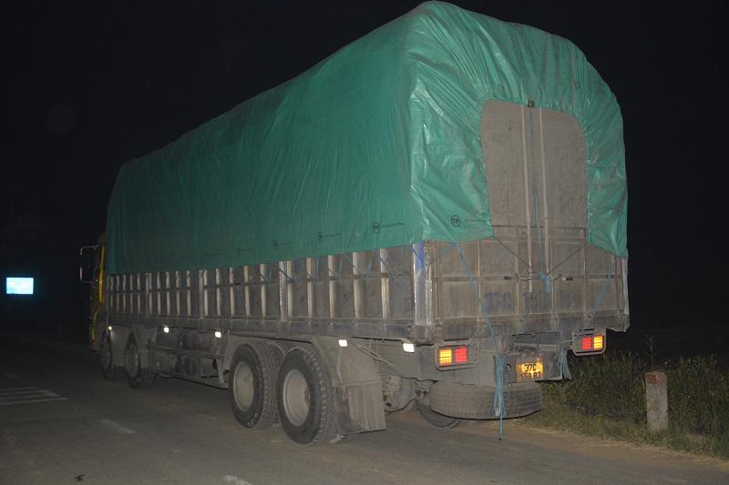 Một chiếc xe quá tải, quá khổ với trọng tải lớn lưu thông vào tuyến đường liên xã bị lực lượng chức năng phát hiện, xử lý.