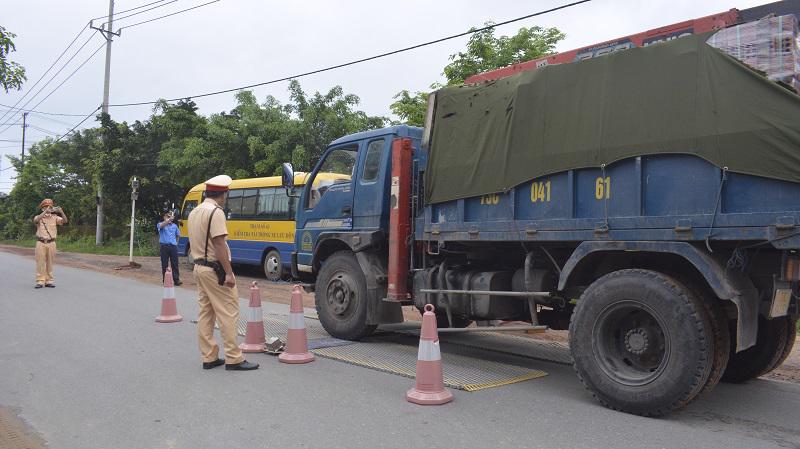 Việc kiểm tra, xử lý xe quá khổ, quá tải trên địa bàn tỉnh Quảng Trị còn gặp nhiều khó khăn khi trang thiết bị kiểm tra tải trọng còn hạn chế.