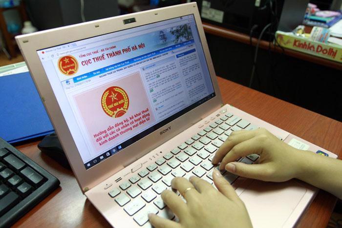 Thông báo hướng dẫn người dân, doanh nghiệp kê khai thuế thương mại điện tử trên trang web Cục Thuế Hà Nội. Ảnh: Phạm Hùng