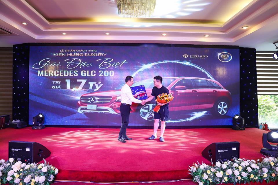 Khách hàng may mắn trúng giải đặc biệt Mercedes GLC 200 trị giá 1,7 tỷ đồng.