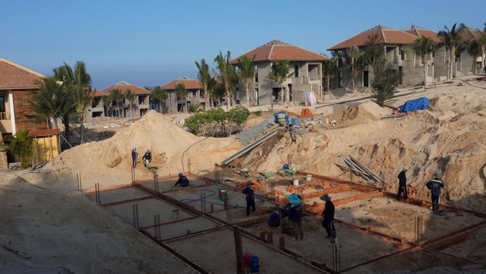 Công ty TNHH Cam Ranh Bayana chủ đầu tư dự án Khu du lịch Cam Ranh Bayana resort bị phạt 440 triệu đồng vì xây dựng sai phép. Ảnh: SATEC.  