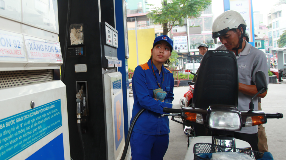 Mua bán xăng tại cửa hàng trên địa bàn quận Đống Đa, Hà Nội. Ảnh: Phạm Hùng