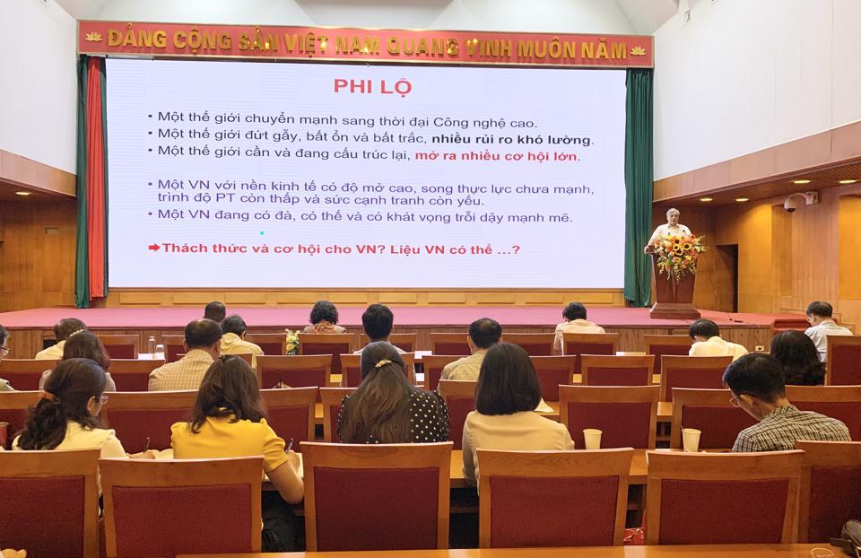 PGS-TS Trần Đình Thiên, nguyên Viện trưởng Viện Kinh tế Việt Nam báo cáo tình hình kinh tế, xã hội trong nước, quốc tế và Thủ đô 6 tháng đầu năm 2022 và dự báo 6 tháng cuối năm 2022