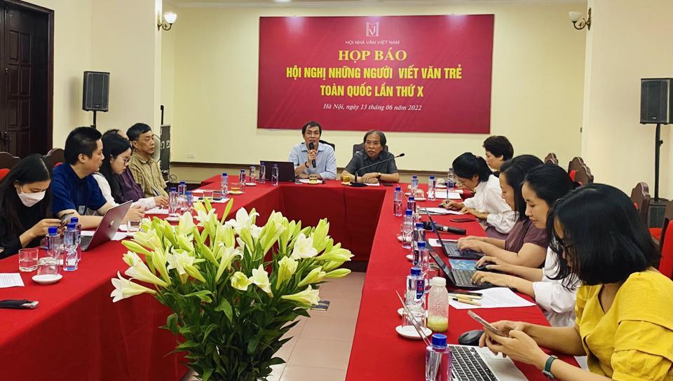 Toàn cảnh buổi họp báo về Hội nghị Những người viết văn trẻ toàn quốc lần thứ X. 