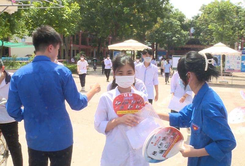 Lực lượng thanh niên tình nguyện hỗ trợ thí sinh.