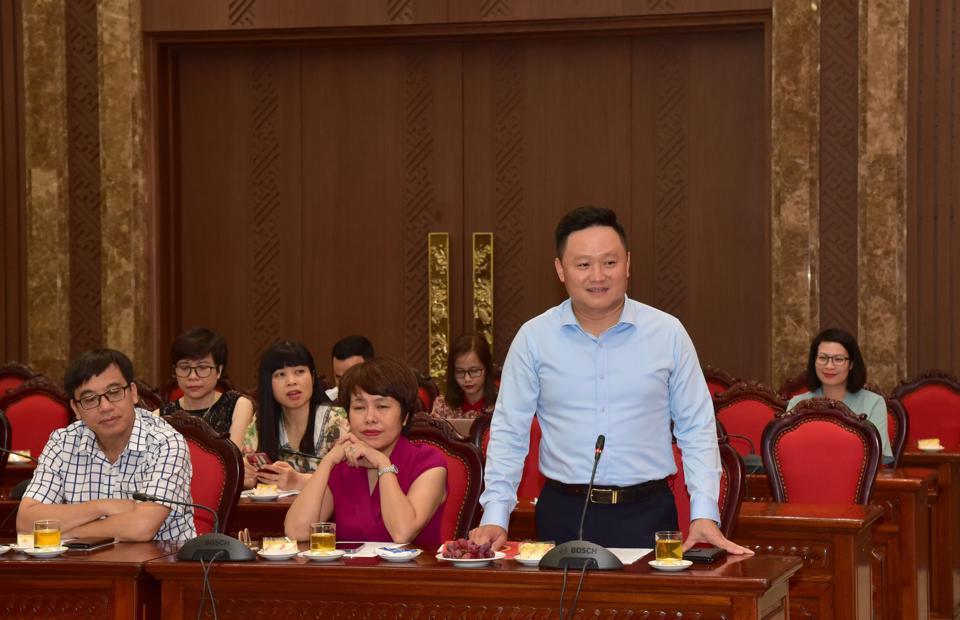 Phó Tổng Biên tập Báo Nhân Dân Phan Văn Hùng phát biểu tại buổi gặp mặt.