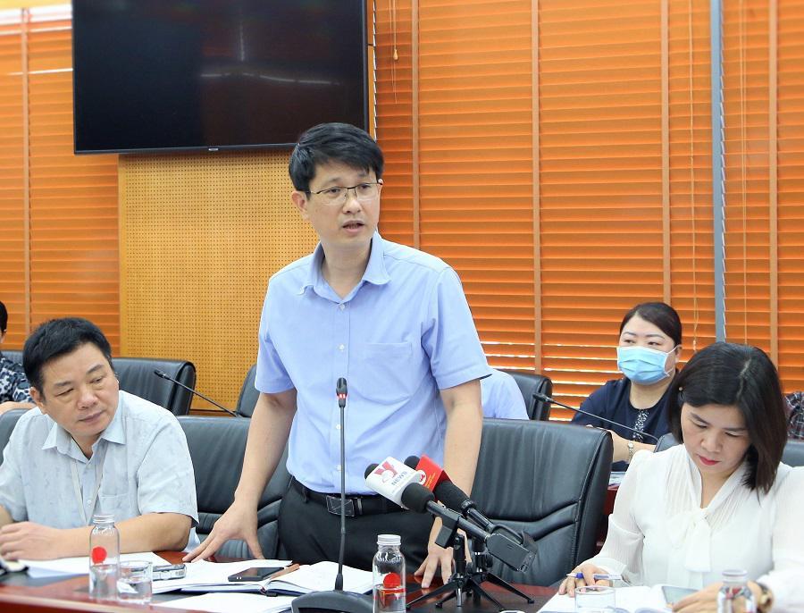 Vụ trưởng Vụ Công chức - Viên chức (Bộ Nội vụ) Nguyễn Tuấn Ninh trao đổi tại họp báo