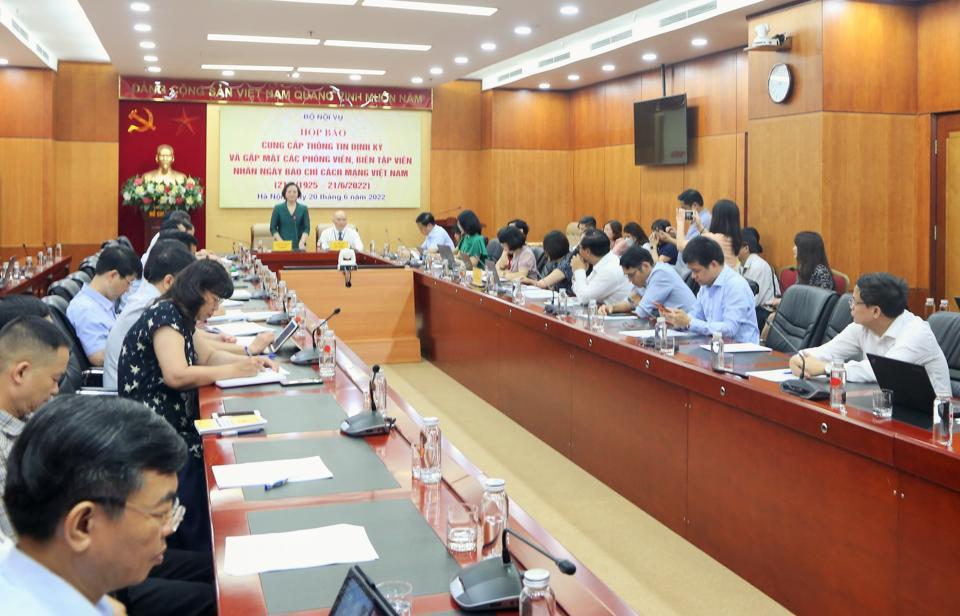 Quang cảnh họp báo cung cấp thông tin định kỳ sáng 20/6 tại Bộ Nội vụ