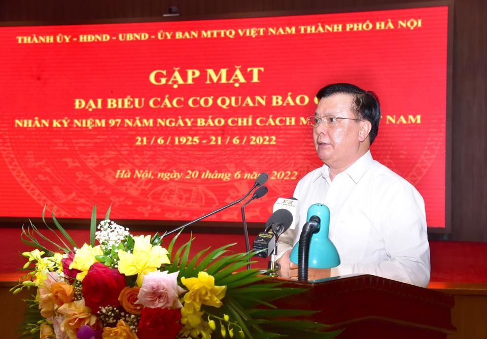 Bí thư Thành ủy Hà Nội Đinh Tiến Dũng phát biểu chúc mừng các cơ quan báo chí.