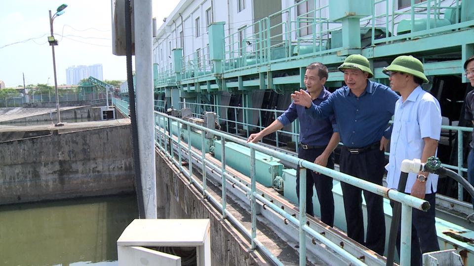 Đại diện Bộ NN&PTNT kiểm tra một công trình tiêu thoát nước tại Hà Nội. Ảnh: Lâm Nguyễn.