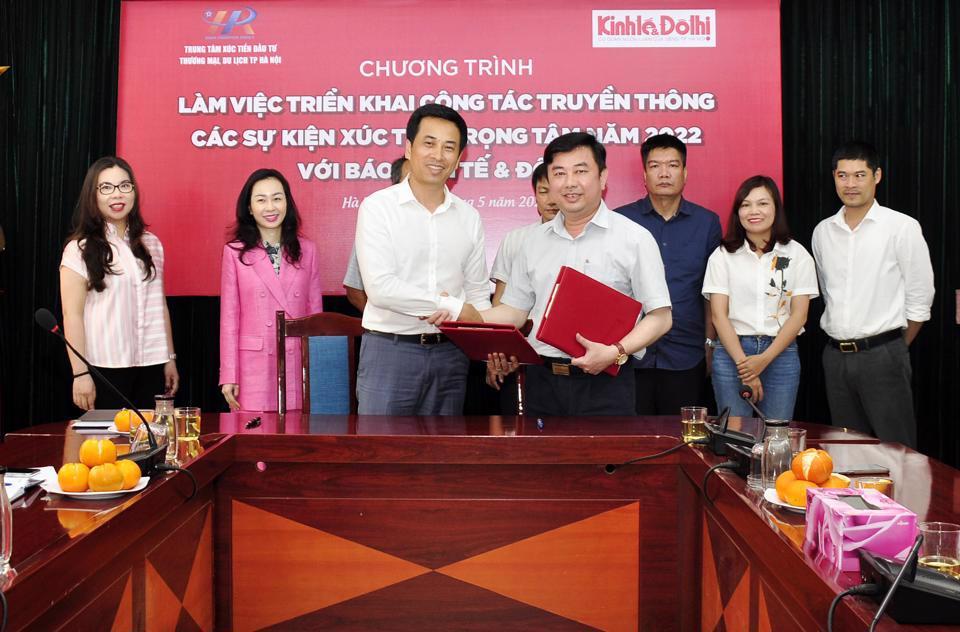 Lãnh đạo báo Kinh tế & Đô thị và HPA ký kết biên bản ghi nhớ hợp tác truyền thông. Ảnh: Lê Nam