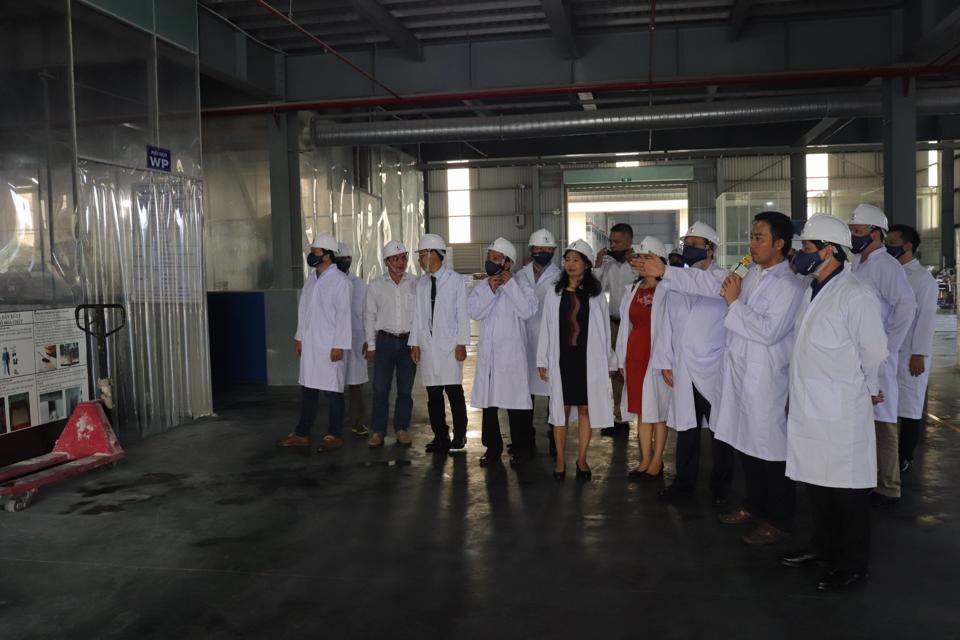 Đoàn công tác của Bộ NN&PTNT do Thứ trưởng Lê Quốc Doanh dẫn đầu đi tham quan nhà máy sản xuất của Việt Trung Group.