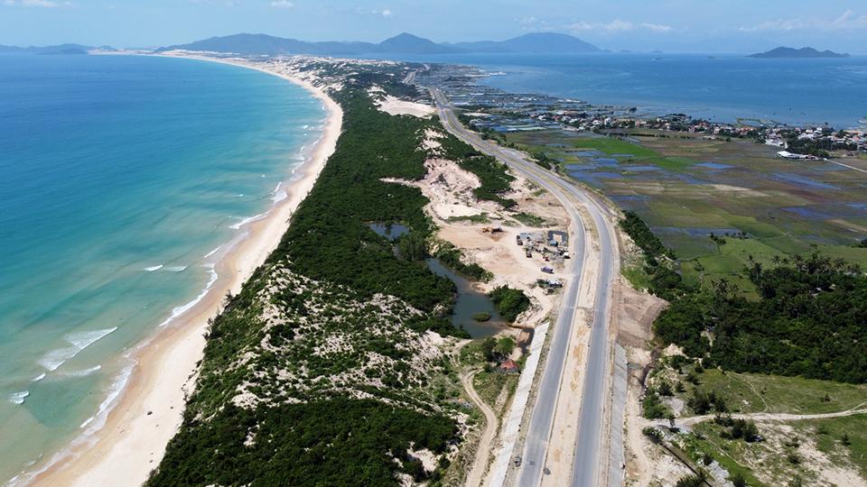 Khu Kinh tế Vân Phong hội đủ tiềm năng để phát triển kinh tế biển, du lịch và đô thị nghỉ dưỡng... Ảnh: Trung Vũ.