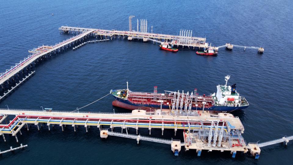 Để trở thành nhà đầu tư chiến lược tại Khu Kinh tế Vân Phong, nhà đầu tư phải có vốn từ hàng nghìn đến hàng chục nghìn tỷ đồng. Ảnh: Trung Vũ.