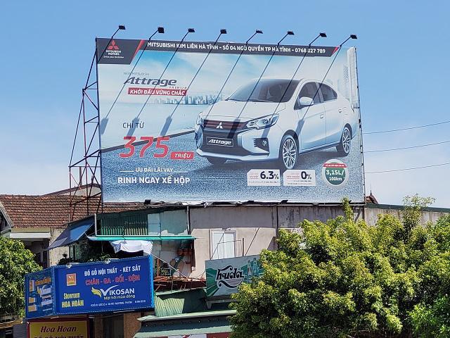 Bảng quảng cáo nhãn hiệu xe ô tô Mitsubishi Attrage sai về kích thước, vị trí nhưng vẫn tồn tại suốt một thời gian dài
