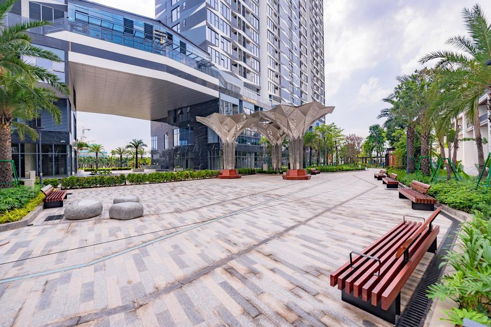 Khu vực cổng chào nối giữa 2 tòa tháp là các tháp đèn lung linh được thiết kế theo đặc trưng phong cách Origami