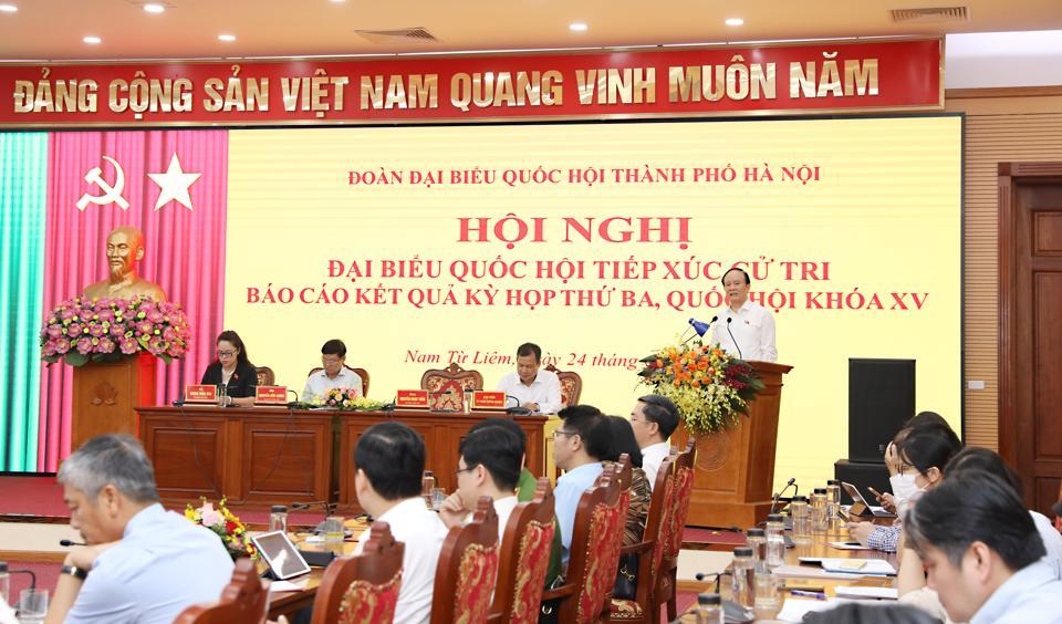 Chủ tịch HĐND TP, Phó Trưởng đoàn ĐB Quốc hội TP Hà Nội Nguyễn Ngọc Tuấn tiếp thu, trả lời các ý kiến cử tri