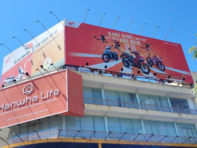 Bảng quảng cao nhãn hiệu  xe máy Honda do Công ty quảng cáo Hoàng Long thực hiện có dấu hiệu sai phạm về kích thước, lắp đặt hoàn toàn trên sàn mái nhà 4 tầng