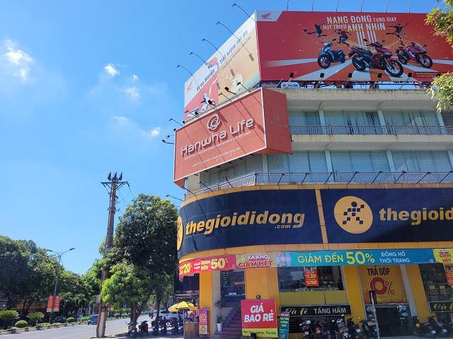 Bảng quảng cáo lắp đặt tại vị trí trung tâm luôn thu hút, mời chào khách hàng đến với sản phẩm, nhưng lại sai về kích thước, vị trí