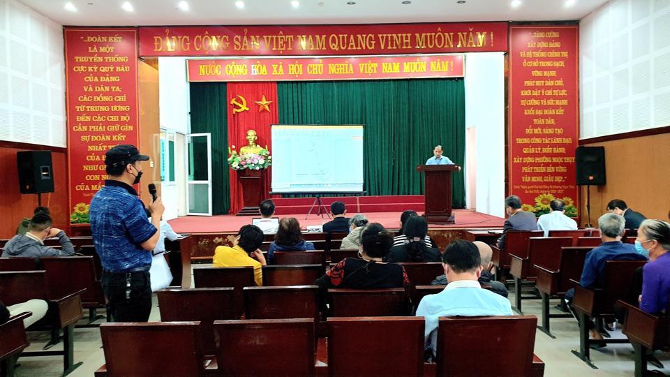 Buổi đối thoại giữa UBND quận Long Biên với người dân phường Ngọc Thụy, ngày 3/4. Ảnh: Văn Cảnh