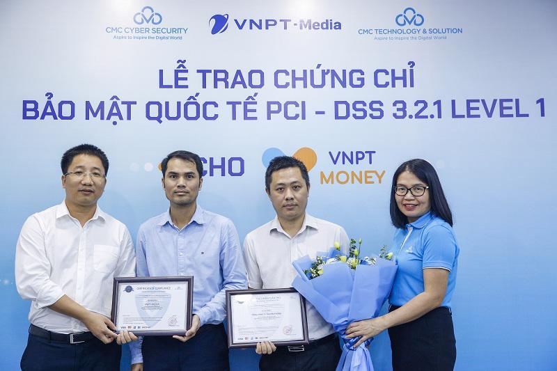 Ông Vũ Lâm Bằng - Phó Tổng Giám đốc CMC Cyber Security (trái) và bà Nguyễn Thị Luyên - Giám đốc Khối Giải pháp doanh nghiệp, CMC TS (phải) trao chứng chỉ PCI DSS 3.2.1 level cho đại diện VNPT Money.