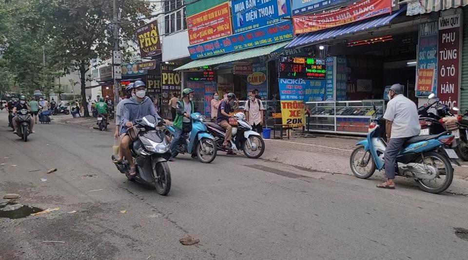 Các hộ trông giữ phương tiện tự phát ngang nhiên niêm yết giá cao hơn so với quy định của UBND TP Hà Nội.