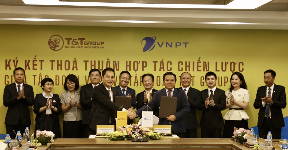 Tổng Giám đốc T&T Group Mai Xuân Sơn (bên trái) và Tổng Giám đốc Tập đoàn VNPT Huỳnh Quang Liêm (bên phải) trao Thỏa thuận hợp tác chiến lược tổng thể, toàn diện.