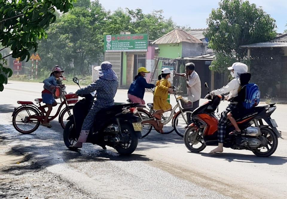 Người dân hết sức thận trọng khi qua đường.