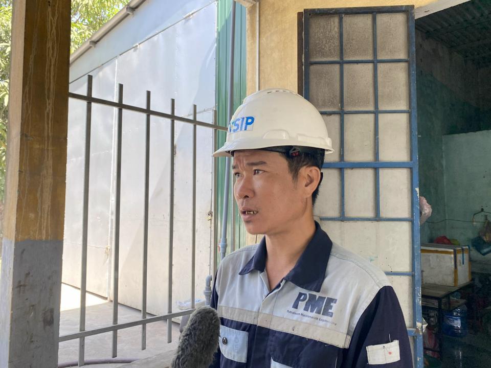 Anh Đặng Văn Vũ đã cho 2 con nhỏ về quê để tránh bụi.